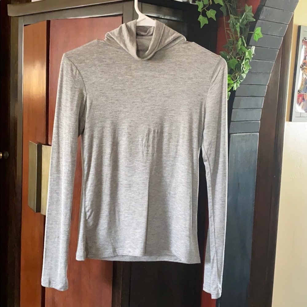 Turtle neck long sleeve shirt